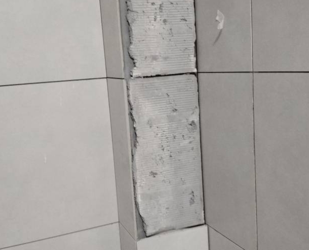 滦平瓷砖空鼓维修公司分享下瓷砖施工前基层浇水润湿程度不足，可能导致以下问题